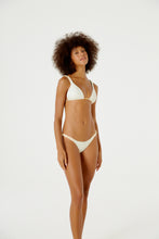 Charger l'image dans la galerie, Model Front: Blueman Bas Bottom Malibu Bordado Off White
