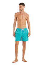 Charger l'image dans la galerie, Model Front: Blueman Short De Bain Short Basico Amni Verde
