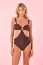 Charger l'image dans la galerie, Model Front: Blueman Une Pièce Marrom Quenia
