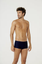 Charger l'image dans la galerie, Model Front: Blueman Sunga / Boxer Sunga Berlim Liso Preto V24

