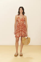 Charger l&#39;image dans la galerie, Model Front: Blueman Mini Dress Dress Resina Brisa-Suave
