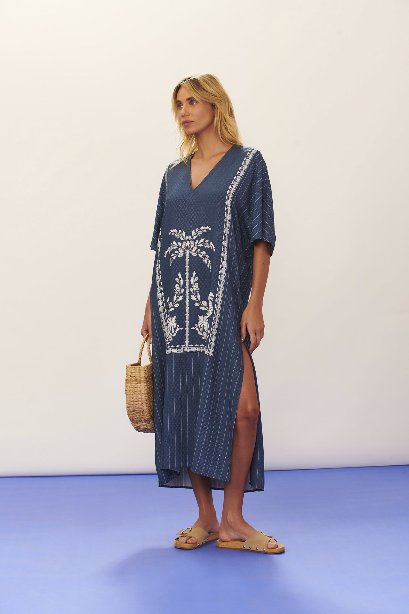 Model Front: Blueman Robe De Plage Kaftan Dress Seiva-Doce-Azul