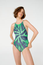 Charger l&#39;image dans la galerie, Model Front: Blueman Une Pièce Maio Nadador Tie Dye Verde

