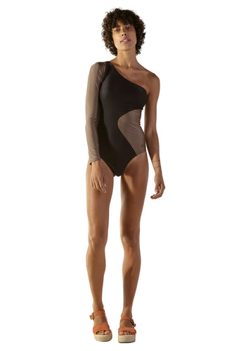 Model Front: Blueman Une Pièce Ornamento Caramel Preto