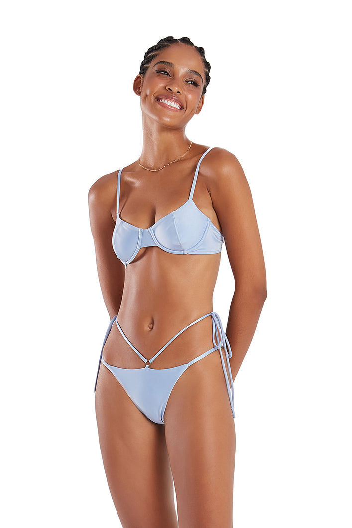 Model Front: Blueman Ensemble Pepe Liso Azul