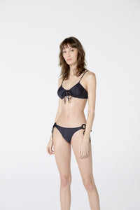 Model Front: Blueman Haut Top Bay Liso Preto