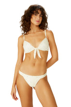 Charger l&#39;image dans la galerie, Model Front: Blueman Haut Top Branco Bardot
