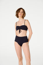 Charger l&#39;image dans la galerie, Model Front: Blueman Haut Top Gaya Buzios Crispy Preto
