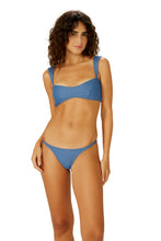 Charger l&#39;image dans la galerie, Model Front: Blueman Haut Top Jeans Tour
