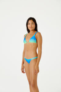 Model Front: Blueman Haut Top Malibu Degrade Sky