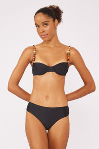 Model Front: Blueman Haut Top Preto Chandon