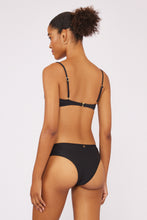 Charger l&#39;image dans la galerie, Model Back: Blueman Haut Top Preto Chandon
