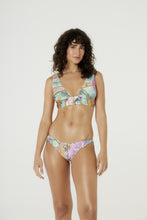 Charger l&#39;image dans la galerie, Model Front: Blueman Haut Top Sum Pacifico Chic Universo Solar

