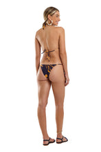 Charger l&#39;image dans la galerie, Model Back: Blueman Haut Top Tahity Bold Leafs
