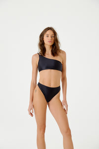 Model Front: Blueman Haut Top Ubatuba Preto